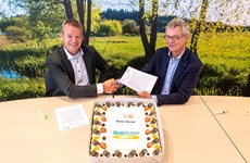 Afbeelding 1 van Woningbouwvereniging Beter Wonen en Stichting QuaWonen spreken wens uit om samen verder te gaan.